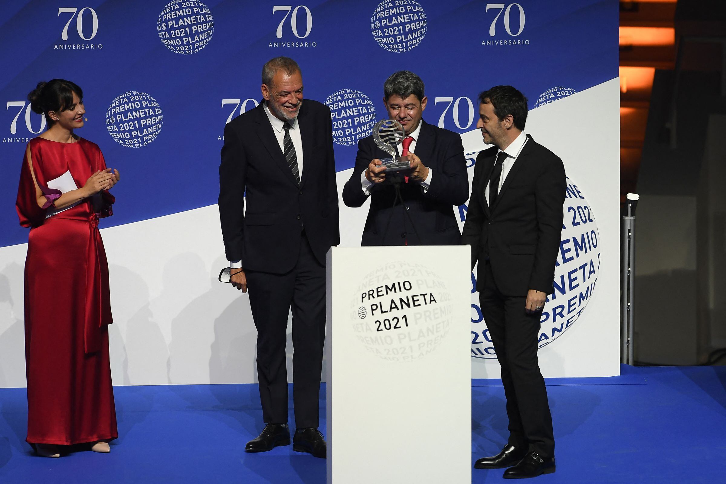 Jorge Díaz, Agustín Martínez y Antonio Mercero: los tres hombres detrás del éxito de Carmen Mola. Aquí juntos en una imagen de 2021, recibiendo el Premio Planeta por la novela "La Bestia", escrita bajo el famoso seudónimo (Foto: Josep LAGO / AFP)