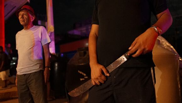 Residentes del barrio Progreso vigilan una calle como medida de seguridad luego de los saqueos y la inseguridad luego del paso del huracán Otis por Acapulco, estado de Guerrero, México, el 30 de octubre de 2023. (Foto de SILVANA FLORES / AFP)