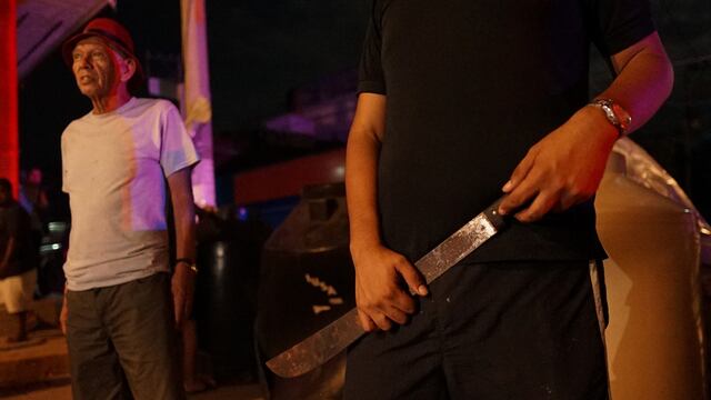 Con machetes y barricadas, habitantes de Acapulco previenen saqueos tras el paso del huracán Otis