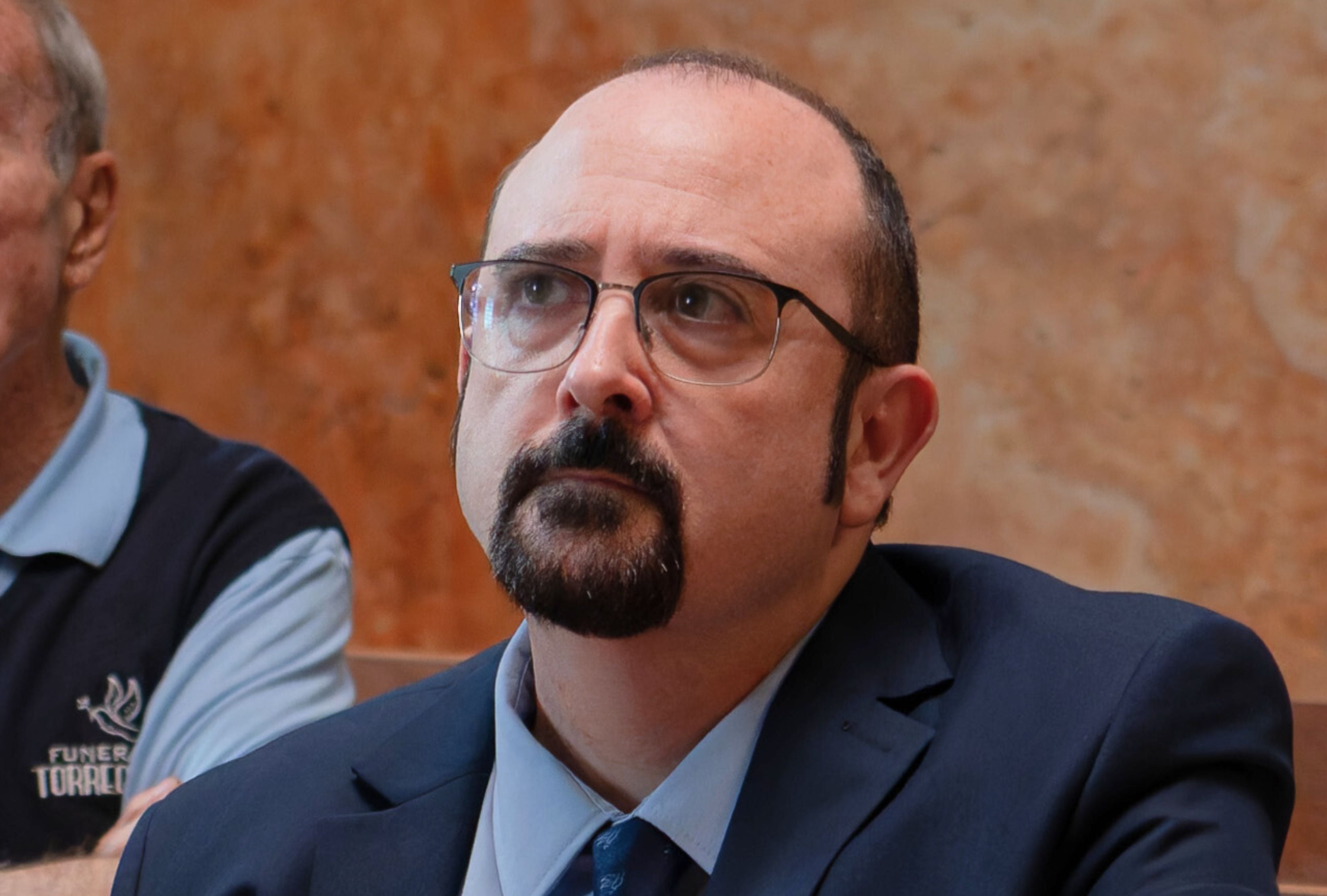 El actor español Carlos Areces asume el rol protagonista de Dámaso Carrillo a lo largo de las tres temporadas de la serie de comedia negra "Muertos S.L." (Foto: Netflix)