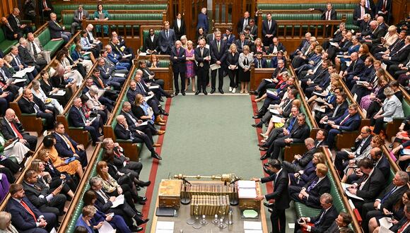 El primer ministro británico, Rishi Sunak, hablando durante la sesión semanal de Preguntas al Primer Ministro (PMQ) en la Cámara de los Comunes, en el centro de Londres, el 8 de mayo de 2024. (Foto de Jessica TAYLOR / PARLAMENTO BRITÁNICO / AFP)