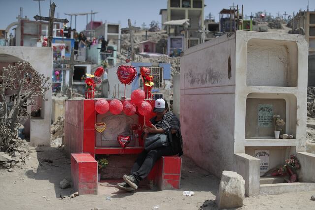 Algunas personas se detuvieron a rezar, mientras otras se sentaron frente a los nichos en silencioso recogimiento. Foto: Julio Reaño/@photo.gec