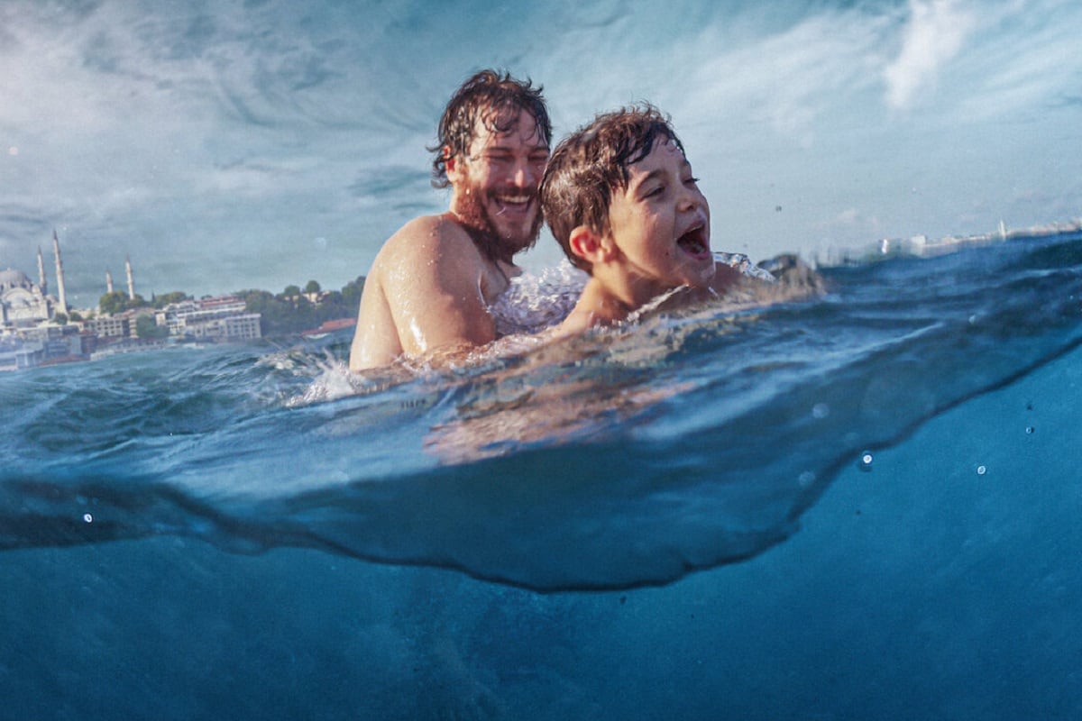 Mehmet intenta a ayudar a un niño abandonado en un depósito de basura (Foto: Vidas de papel / Netflix)
