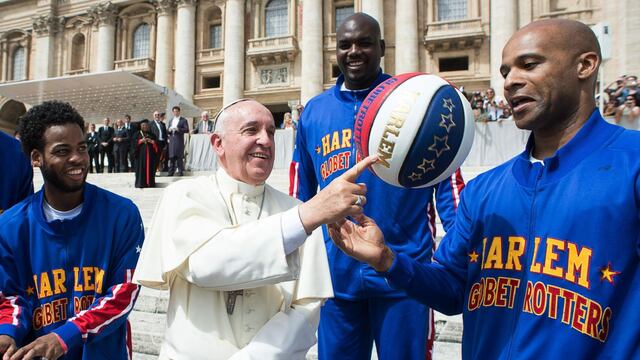 Globetrotters enseñaron truquitos de básquet al papa Francisco