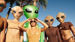 Kim Kardashian lanza la nueva campaña de trajes de baño de SKIMS con temática extraterrestre