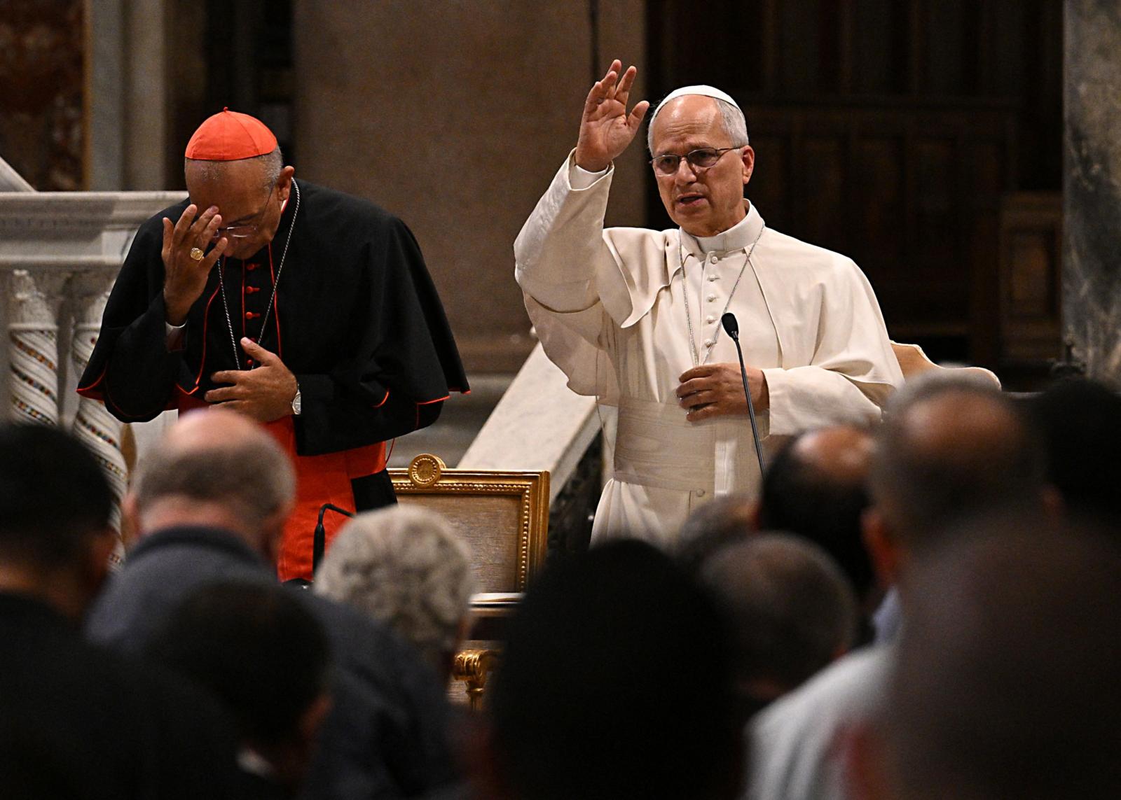 El papa León XIV bendice a los peregrinos reunidos en la Plaza de San Pedro durante su audiencia general semanal en el Vaticano, el 16 de septiembre de 2026. (Filippo MONTEFORTE / AFP)