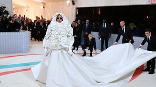 Rihanna deslumbró con increíble vestido sobre la alfombra roja del Met Gala 2023