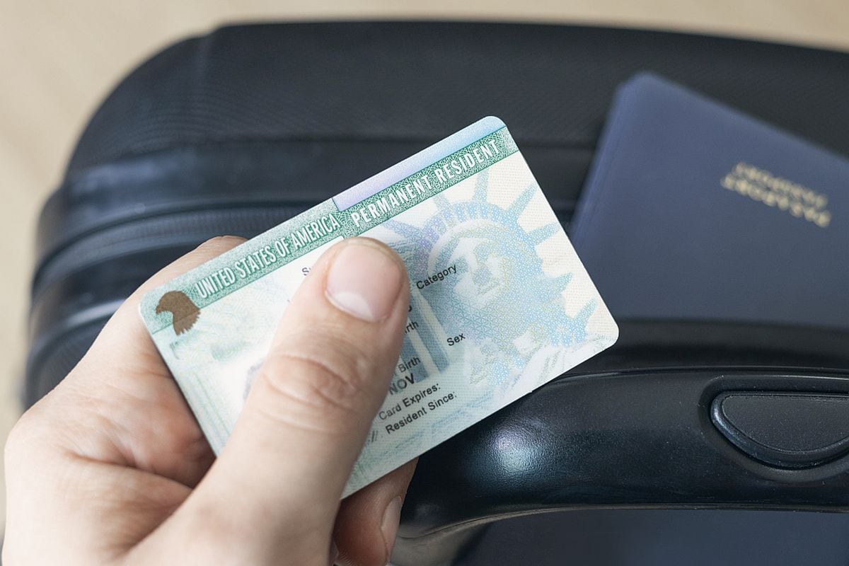 Si bien se recomienda tener todos tus documentos vigentes y a la mano, hay soluciones en caso afrontes el problema de regresar a Estados Unidos con la green card vencida (Foto: Kurgenc / iStock)
