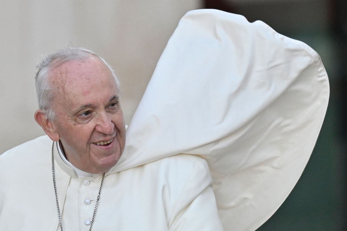 El papa Francisco saluda desde la ventana del palacio apostólico con vistas a la plaza de San Pedro durante el rezo semanal del Ángelus el 29 de octubre de 2023 en el Vaticano. Foto: Tiziana FABI / AFP Thomas COEX / AFP