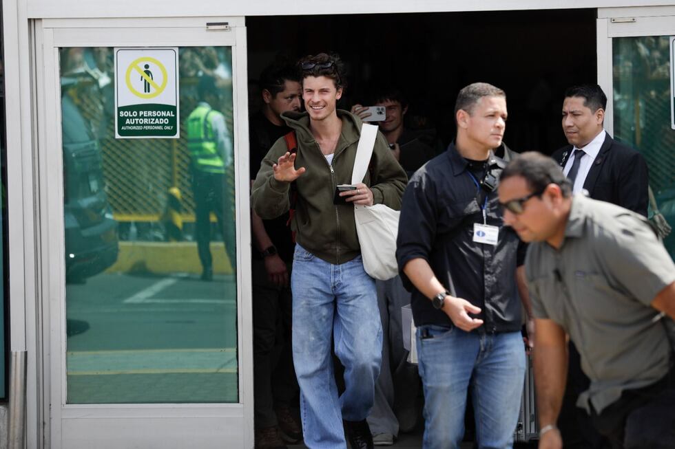 El cantante Shawn Mendes llegó a Lima este lunes 31 de marzo y fue recibidido por cientos de fans. (Foto: Lenin Tadeo / @gec)