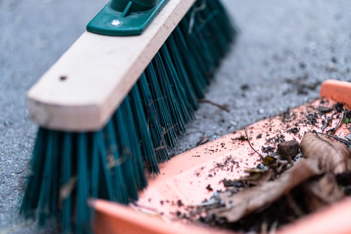 En la foto se aprecia una escoba y un recogedor. | Imagen referencial:
Jozsef Hocza / Unsplash