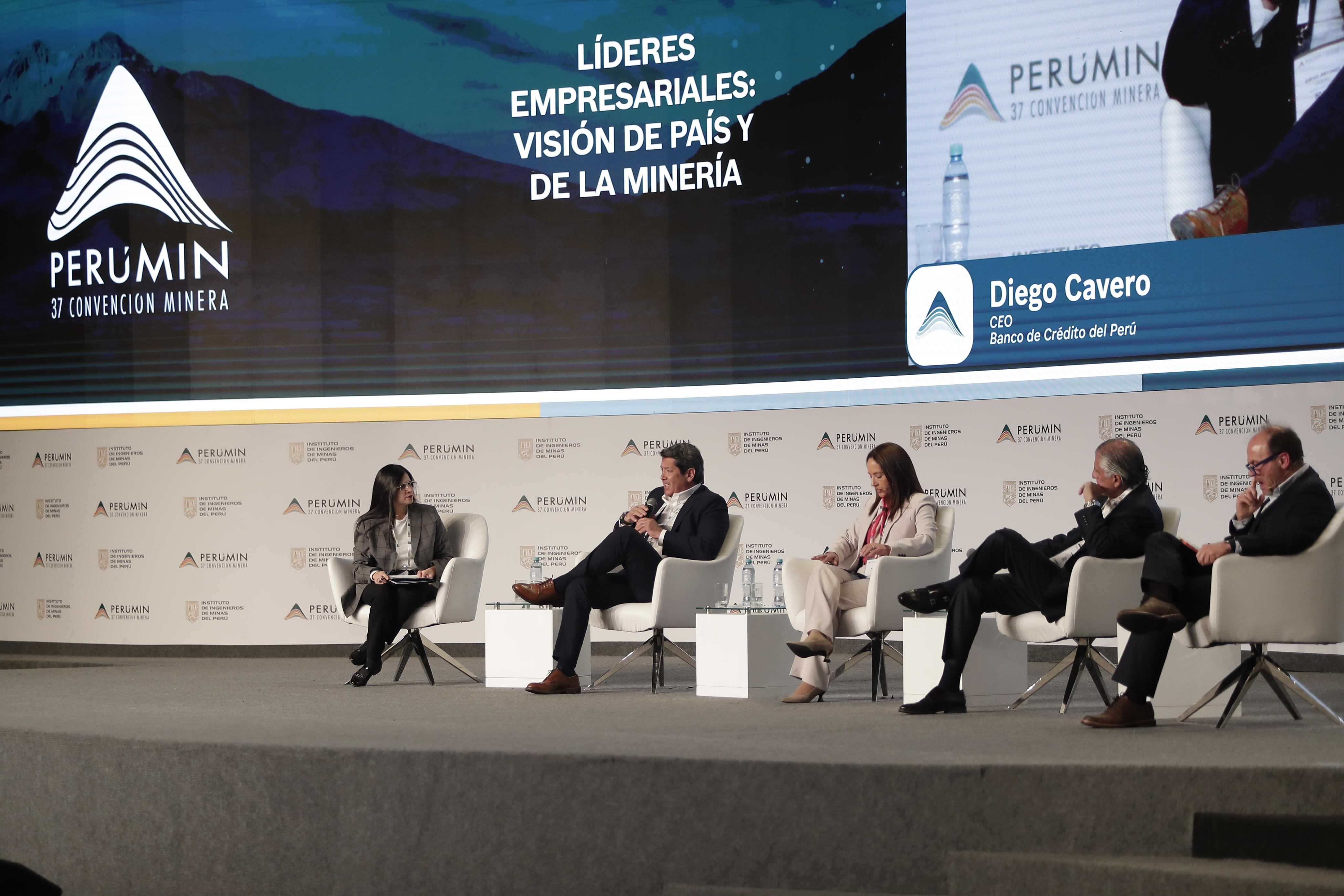 María Rosa Villalobos, editora de economía y Día1 de El Comercio, Diego Cavero, CEO del Banco de Crédito del Perú; Rosa María Flores - Araoz, CEO de Kallpa Generación; Humberto Nadal, CEO de Cementos Pacasmayo y Juan Stoessel, CEO de Hoteles Casa Andina | Foto: Hugo Pérez