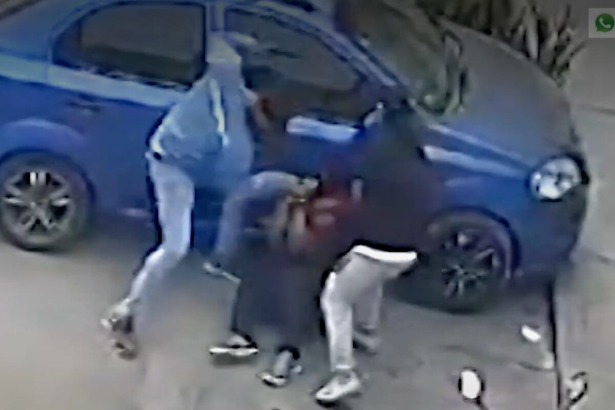 Este asalto ocurrió a plena luz del día y en medio del estado de emergencia. Cámaras grabaron todo el asalto a mano armada. Foto: captura América Noticias