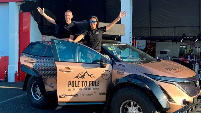 Esposos que viajan del Polo Norte al Polo Sur en auto eléctrico: “Estamos ansiosos por visitar Perú”