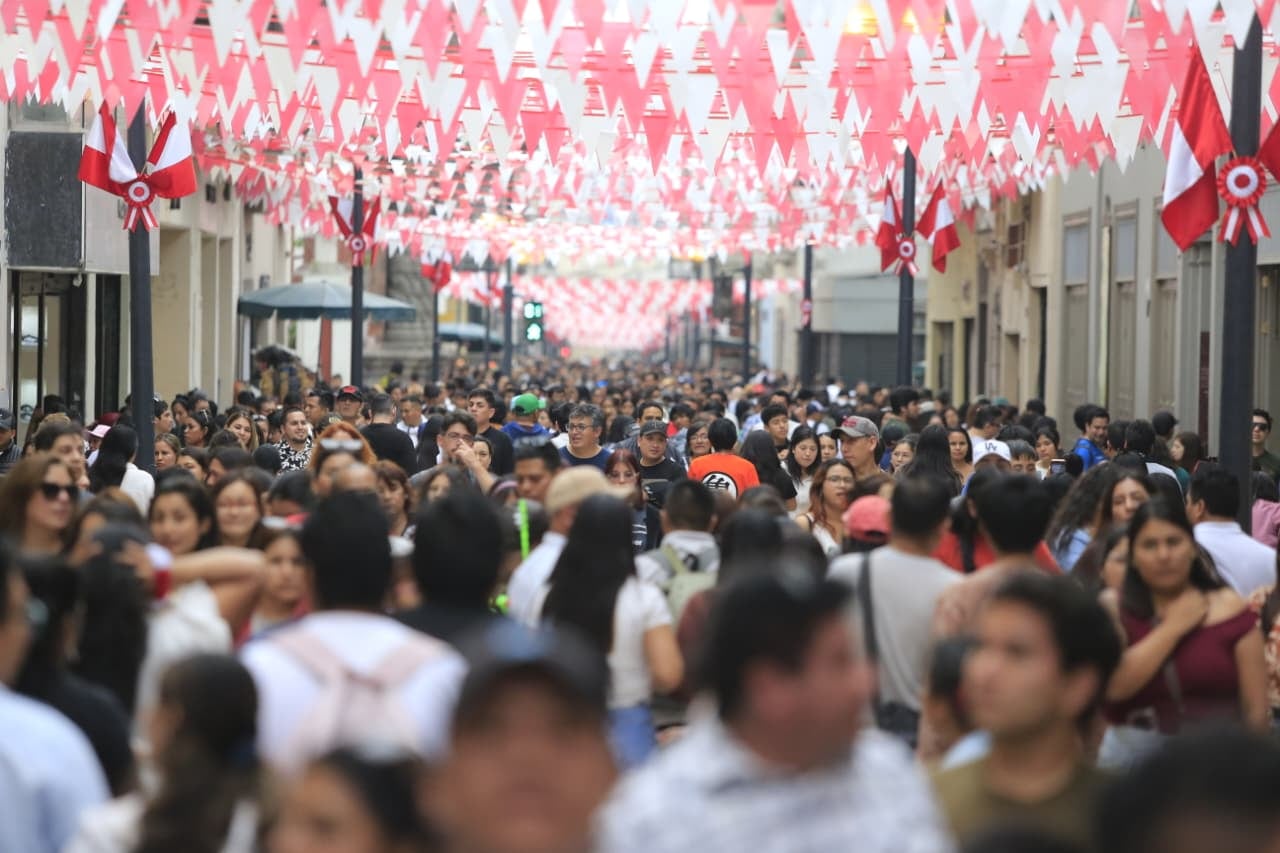Durante las celebraciones por Fiestas Patrias, decenas de familias recorrieron el Jirón de la Unión, en el Centro de Lima, donde aprovecharon el feriado para pasear y compartir | Foto: Cesar Bueno @photo.gec