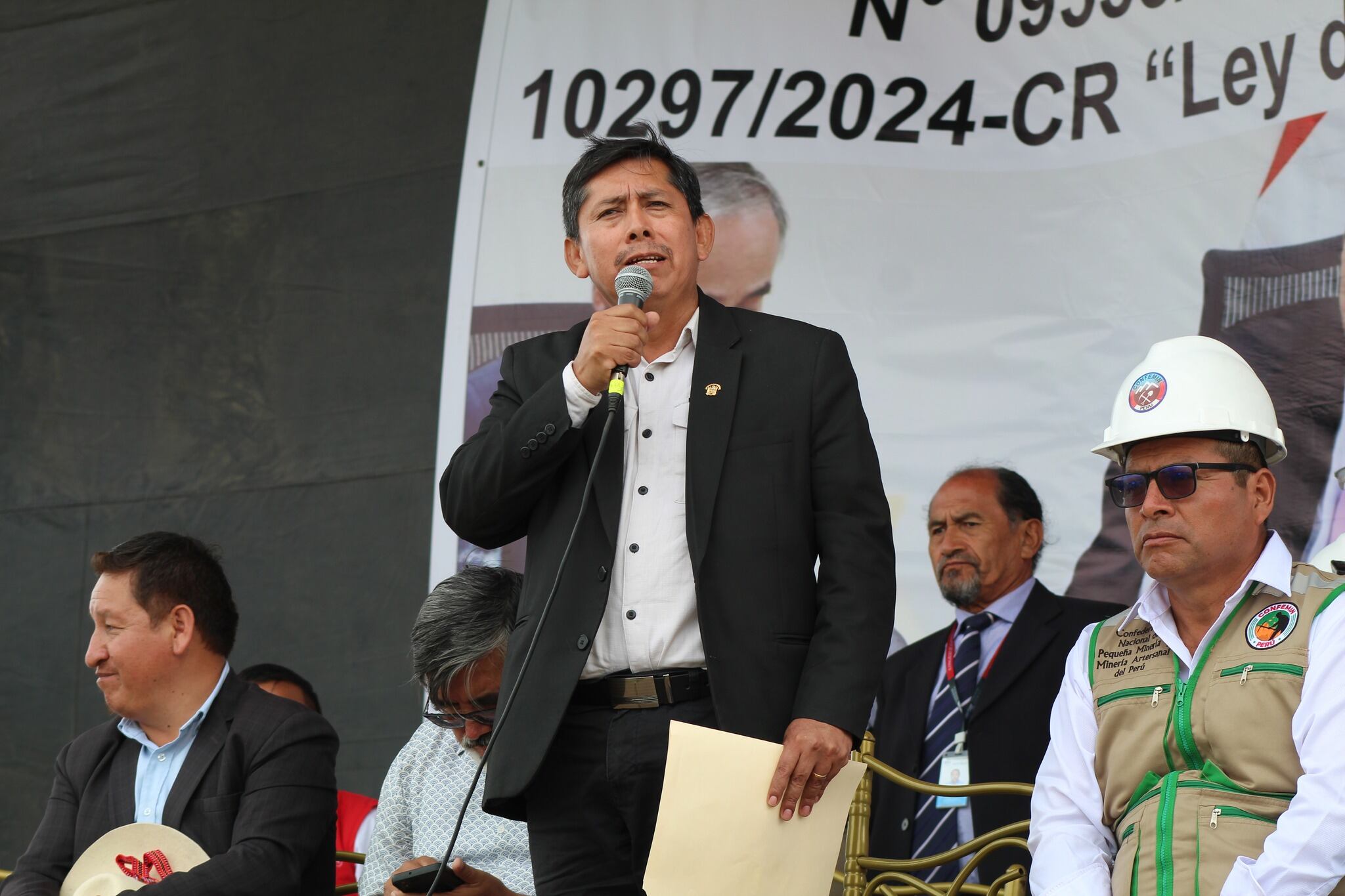 Paul Gutiérrez, presidente de la comisión, registra múltilples reuniones con representantes de mineros informales (Foto: Facebook)