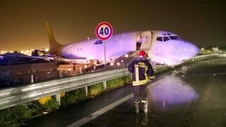 Italia: Un avión se salió de la pista y acabó en una carretera
