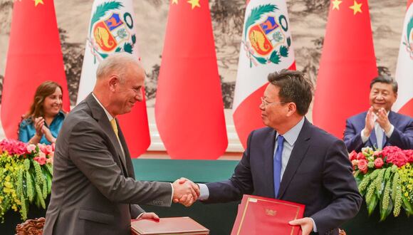 El canciller González-Oleachea firmó, en representación del Perú, acuerdos con el gobierno chino, ante la mirada de los presidente Dina Boluarte y Xi Jinping.