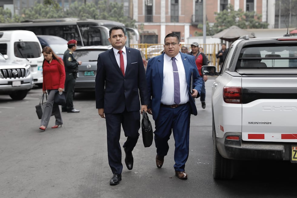 Capitán PNP Junior Izquierdo, conocido como "Culebra" llega a citación del Congreso. Lo acompaña su abogado, José Mejía. (Foto: Joel Alonzo)