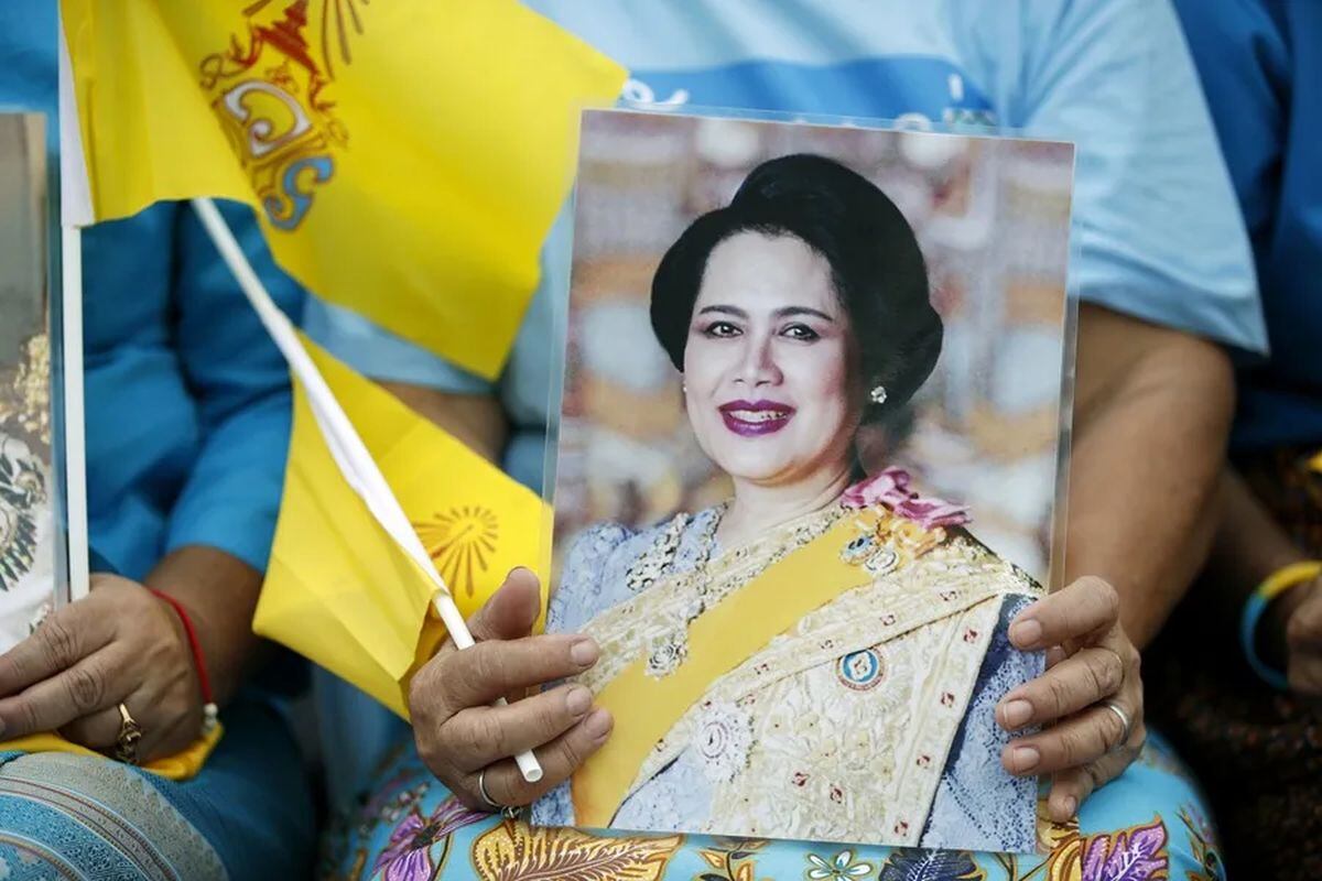 Una mujer sostiene una fotografía de la reina Sirikit, madre del rey Vajiralongkorn de Tailandia. Foto: EFE/ Rungroj Yongrit
