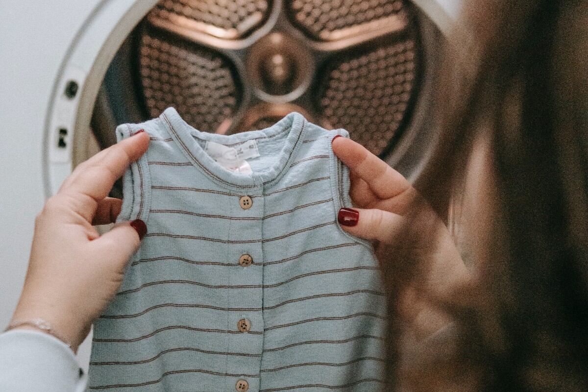Hay unos trucos caseros para eliminar el olor a humedad de la ropa de forma rápida. (Foto: Pexels)
