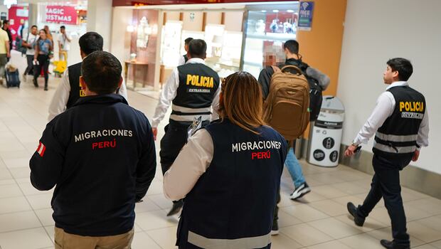 Migraciones denegó el ingreso al Perú a cerca de 900 personas extranjeras que arribaron al aeropuerto Jorge Chávez. Foto: Migraciones.