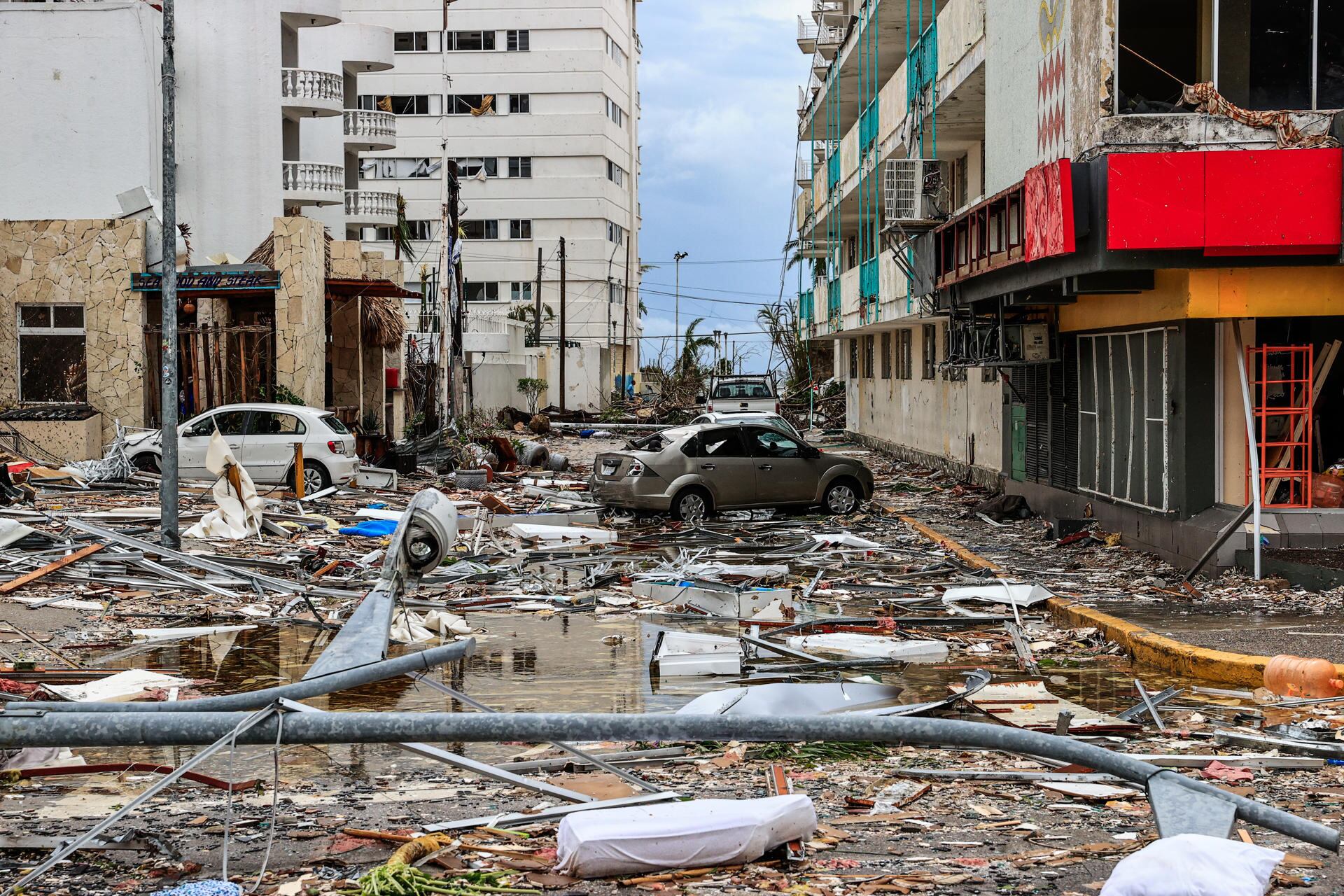 Escombros en una calle afectada por el paso del huracán Otis en Acapulco. (EFE/ David Guzmán).