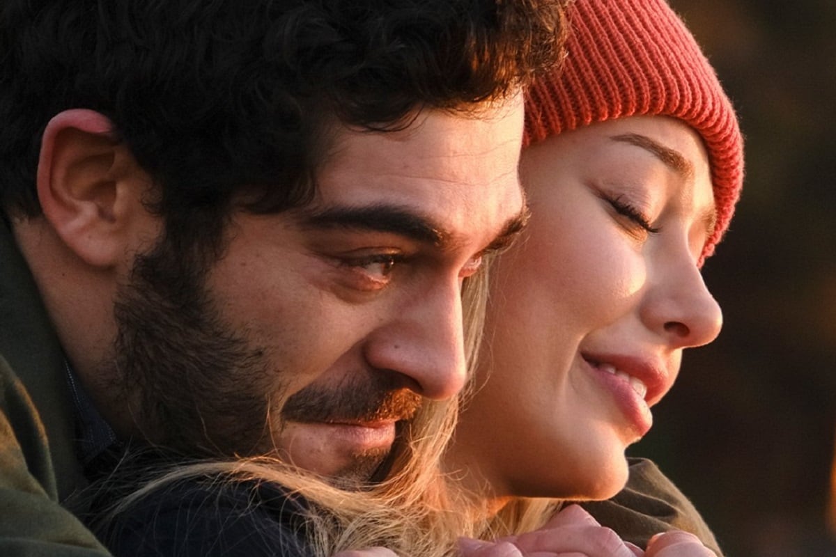 Dilan Çiçek Deniz y Burak Deniz son los protagonistas de la película turca "Quédate" (Foto: Netflix)