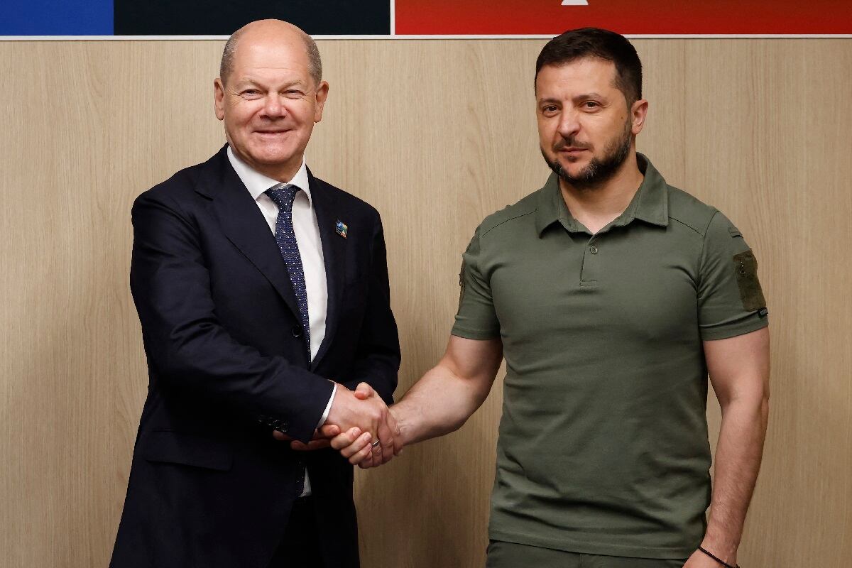 El canciller alemán Olaf Scholz le da la mano al presidente ucraniano Volodymyr Zelensky durante una reunión bilateral al margen de la Cumbre de la OTAN en Vilna el 12 de julio de 2023. (Foto de Odd ANDERSEN / AFP)