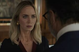 Los cambios más importantes que hizo “Pain Hustlers” del escándalo farmacéutico real para llevarlo a la ficción