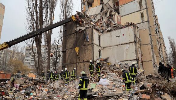 Rescatistas trabajan en un edificio de apartamentos de varios pisos muy dañado tras un ataque con aviones no tripulados rusos, en Odesa, el 2 de marzo de 2024. (Foto de Oleksandr GIMANOV / AFP)