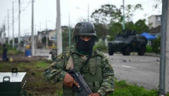 Soldados ecuatorianos hacen guardia frente a la prisión de Machala, en Machala, Ecuador, el 15 de enero de 2024. (Foto de Ariel Suárez / AFP)