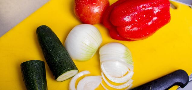 Este es el método con el que eliminarás manchas difíciles de las tablas de picar