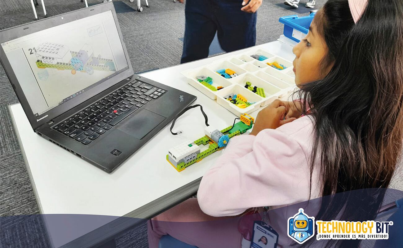 Por medio de talleres, los niños y niñas aprenden sobre robótica y se familiarizan con esta tecnología. (Foto: Facebook / Technology Bit)