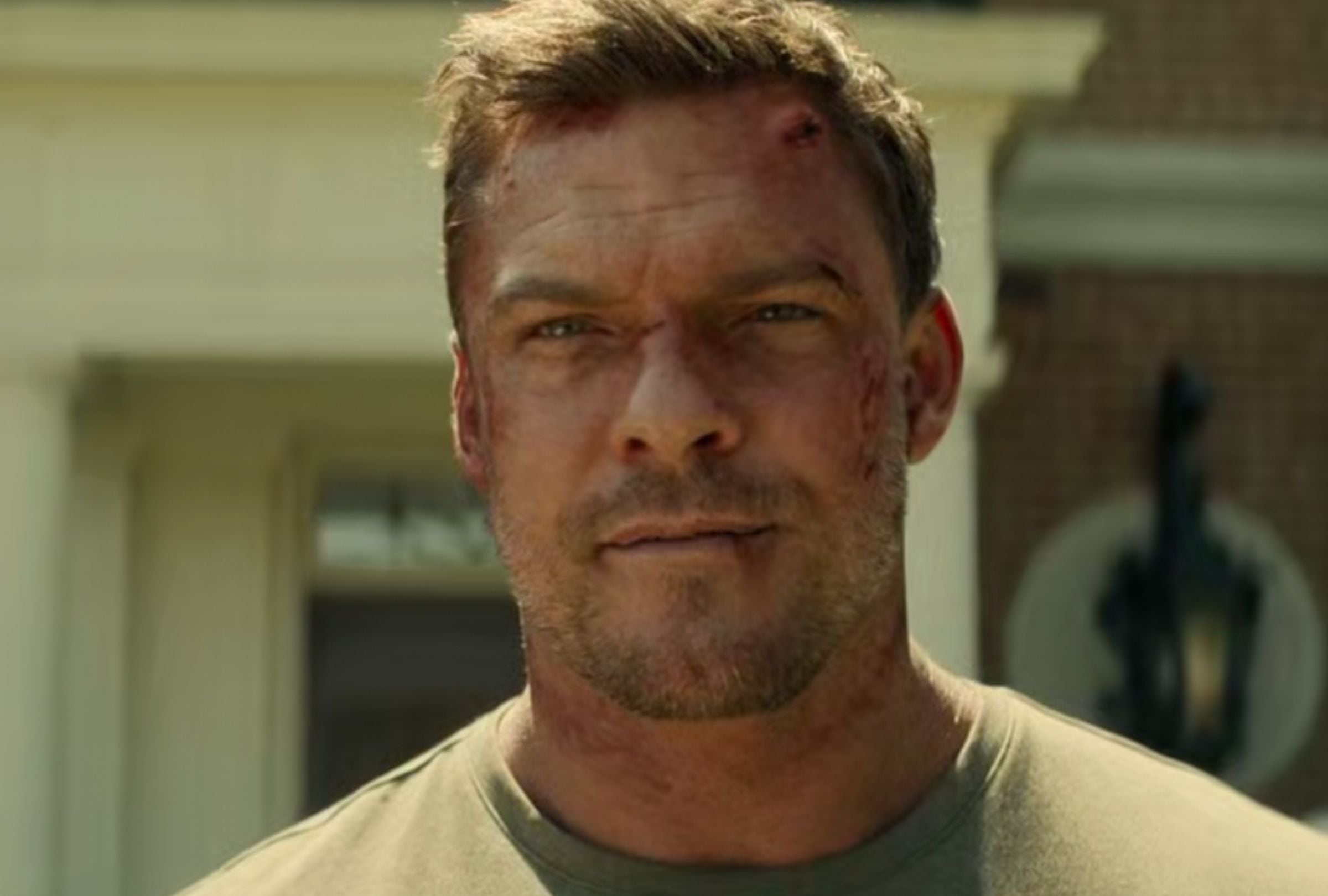 Alan Ritchson como Jack Reacher en una escena del episodio "Unfinished Business" de la serie de acción "Reacher" (Foto: Amazon Studios)