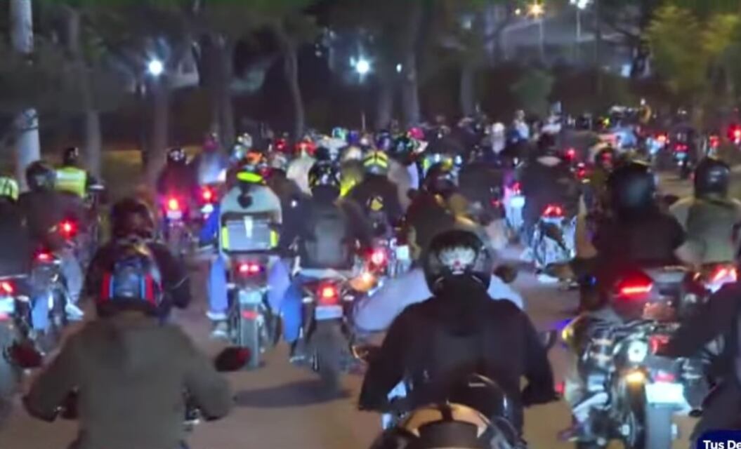 Motociclistas protestan en la Costa Verde contra nuevas normas de uso de chalecos y cascos. (Foto: Captura/24 Horas)
