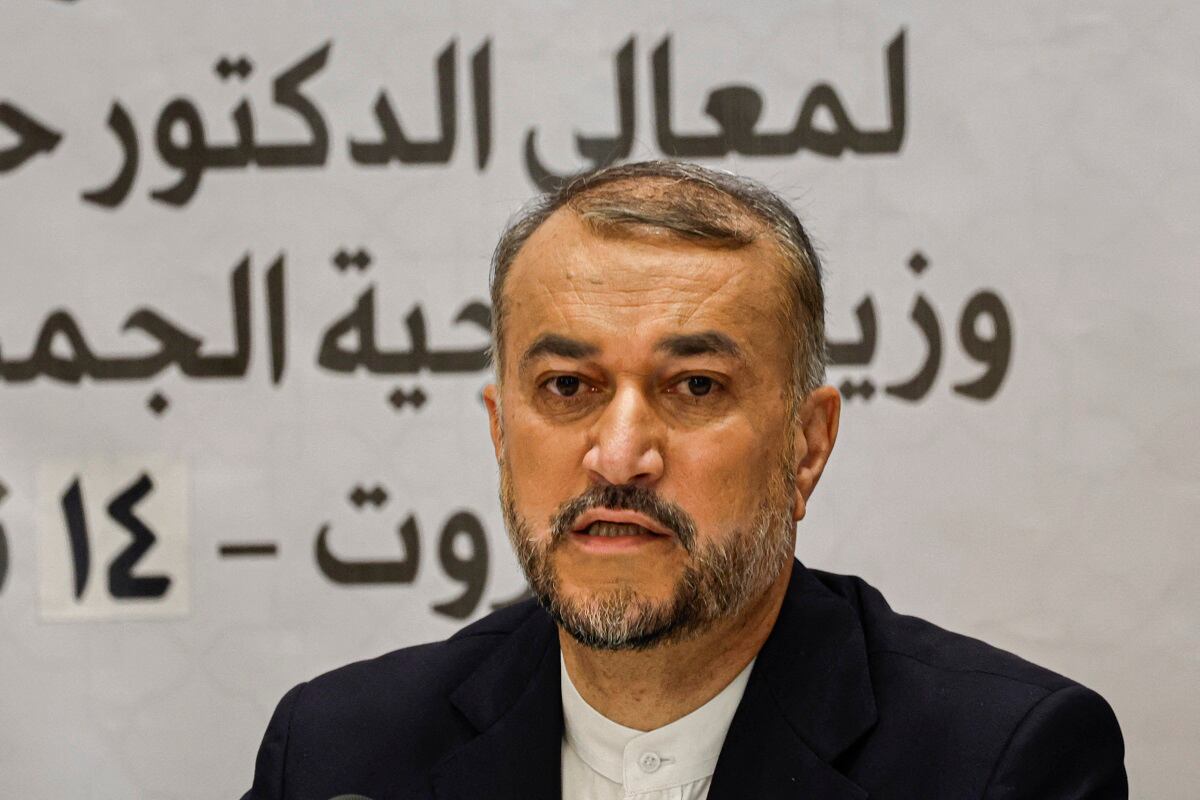 El Ministro de Relaciones Exteriores iraní, Hossein Amir-Abdollahian, ofrece una conferencia de prensa en la Embajada de Irán en Beirut, la capital libanesa, el 14 de octubre de 2023. (Foto de Khaled DESOUKI / AFP)