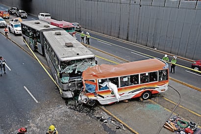 El choque entre un bus del Metropolitano y una cúster de la empresa El Anconero dejó tres muertos y varios heridos en la avenida Alfonso Ugarte.