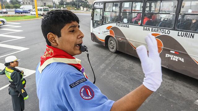 Scouts del Perú dirigen el tránsito por el Día de la Policía