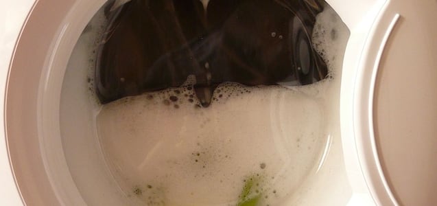La razón por la que debes echar sal cuando laves tu ropa negra