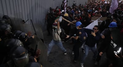 Manifestantes se enfrentan a la Policía durante protesta contra el gobierno de Dina Boluarte