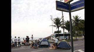 Brasil: manifestantes rodean la casa del gobernador de Rio de Janeiro y exigen hablar con él