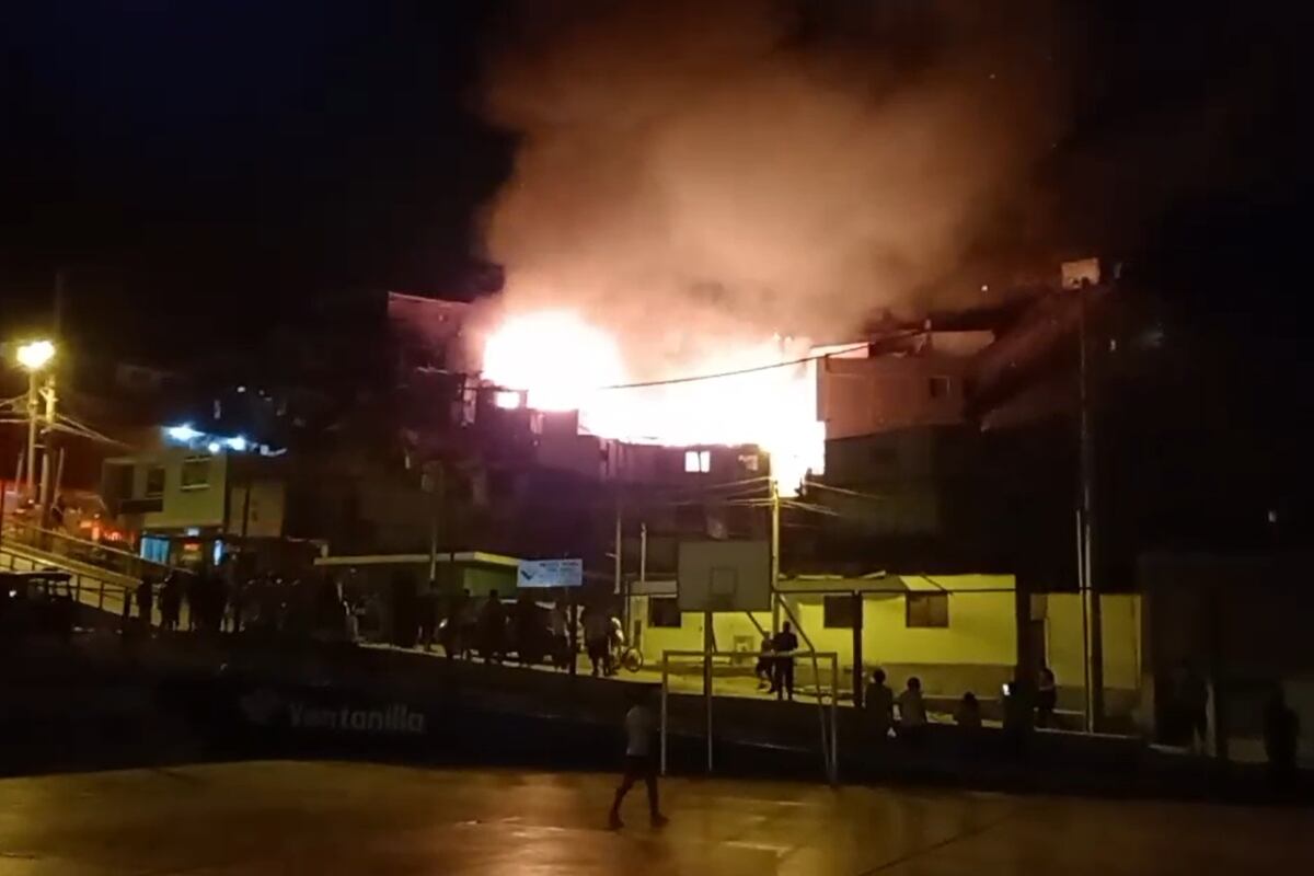 Un incendio en el asentamiento 8 de Marzo, en Ventanilla, dejó a 19 personas sin hogar. (Foto: Captura/Callao Reporta)
