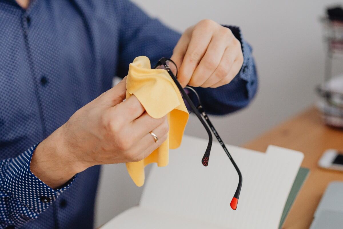 Tus gafas merecen un cuidado diario. (Foto: Pexels)