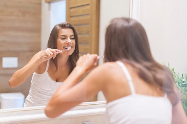 El especialista señala que, para evitar el daño del esmalte, es necesario darle un descanso a los dientes después del almuerzo. (Foto referencial: gpointstudio / Freepik)