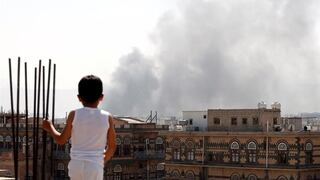 Coalición liderada por Arabia Saudita bombardea a los hutíes en Yemen