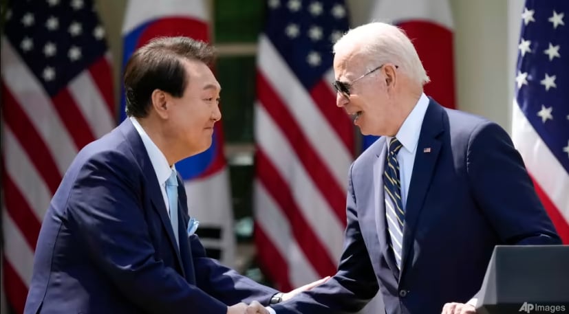 El presidente de Estados Unidos, Joe Biden y el presidente de Corea del Sur, Yoon Suk Yeol. (Foto AP/Andrew Harnik/ARCHIVO)