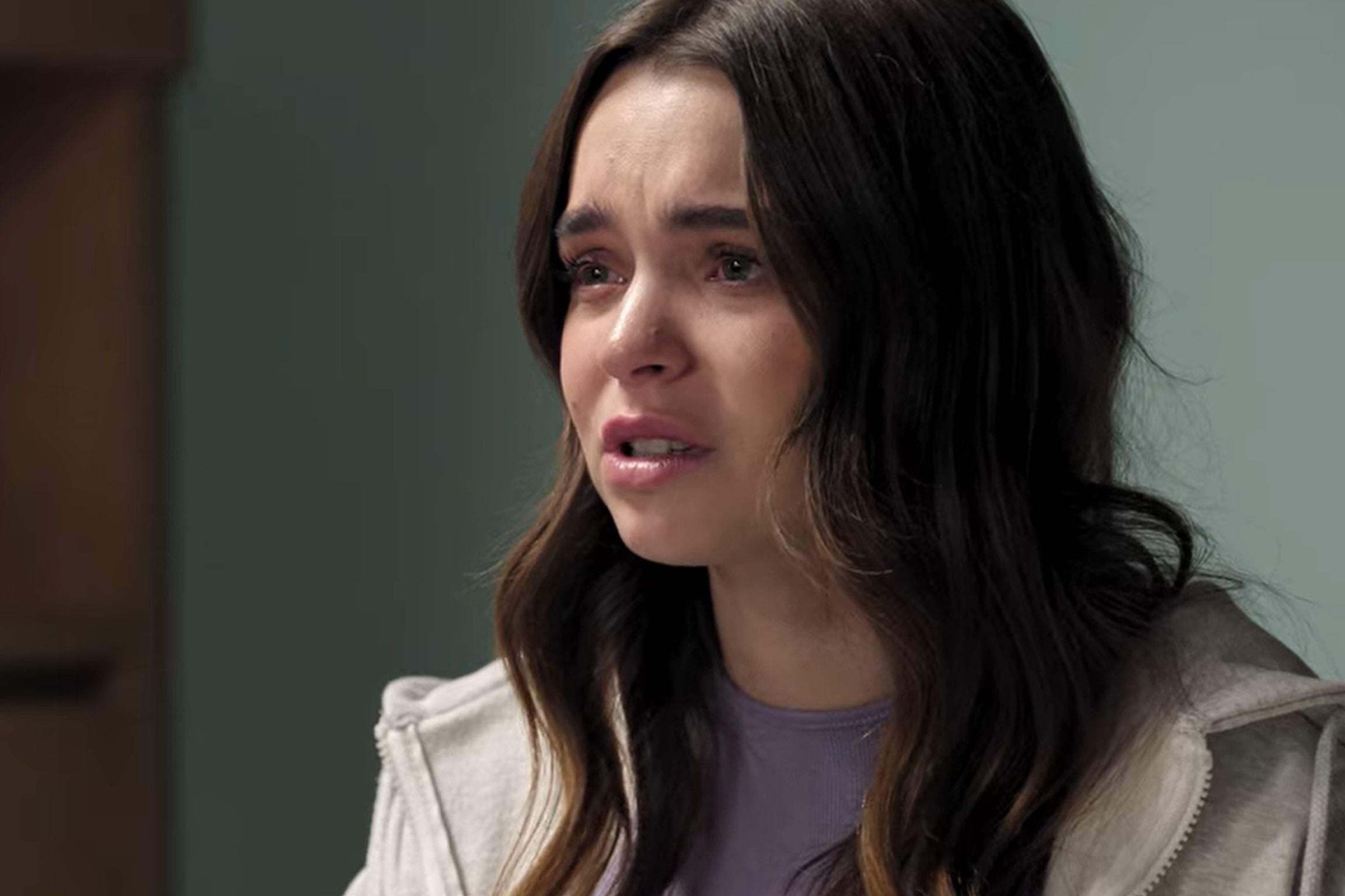 Macarena García Romero interpretando a Lucía en "Accidente". Está muy consternada por la muerte de su hermanito, pero también porque en su casa se siente "invisible" tras la tragedia (Foto: Netflix)