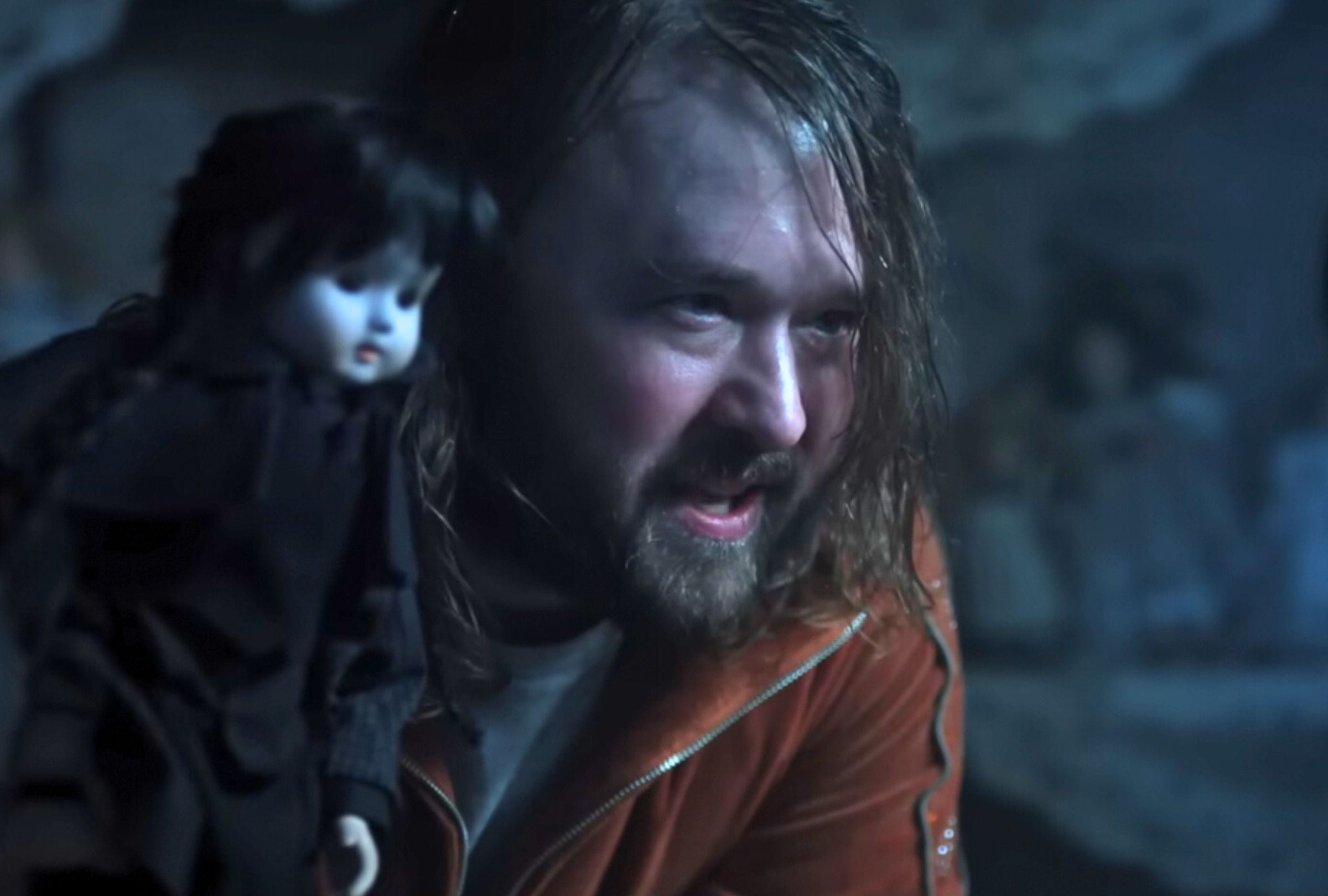 Haley Joel Osment como el asesino Chet LaTroy en una escena de la temporada 2 de la serie "Wednesday" (Foto: Netflix)