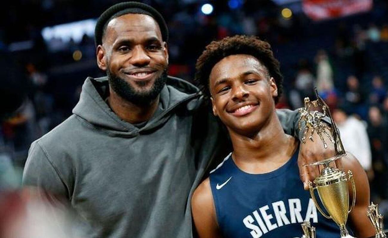 Hijo de LeBron James sufrió paro cardíaco durante entrenamiento: conoce qué pasó con Bronny | Foto: AFP